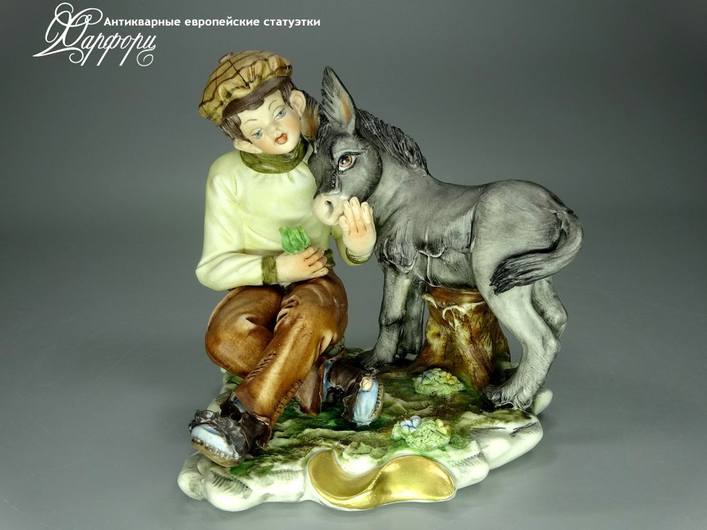 Купить фарфоровую статуэтку Capodimonte Мальчик с осликом